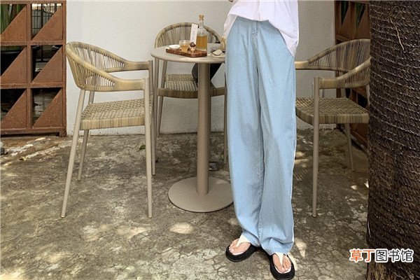 浅蓝色阔腿裤搭配什么衣服好