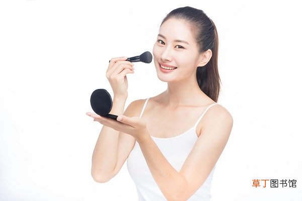 冬天如何化妆才不卡粉 冬季化妆不卡粉的方法