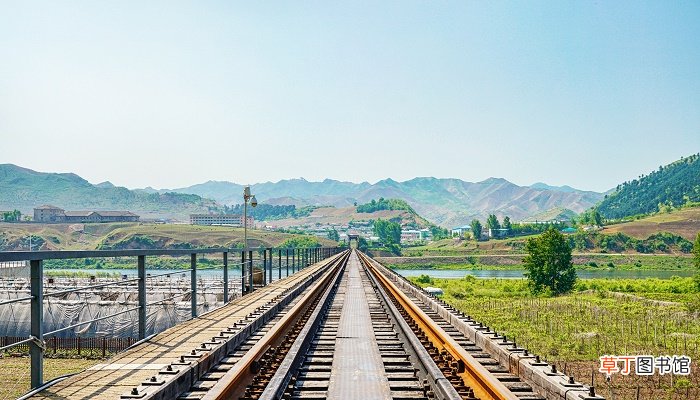 火车跟铁轨哪个先发明出来