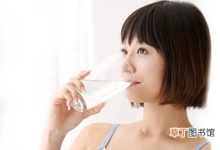 夏季滋润肌肤九诀窍 睡前喝上一小杯水