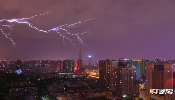 电闪雷鸣是什么季节