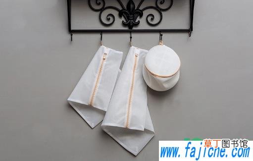 用洗衣袋洗衣服怎么放洗衣液 洗衣液倒洗衣袋还是倒洗衣机里