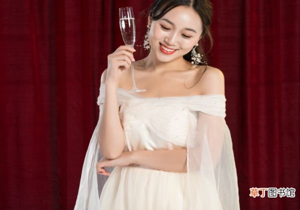 夏季露肩衣服怎么搭配内衣 露肩衣服适合穿什么内衣