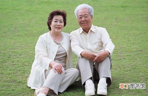 干燥的季节老人也要涂抹润肤露哦