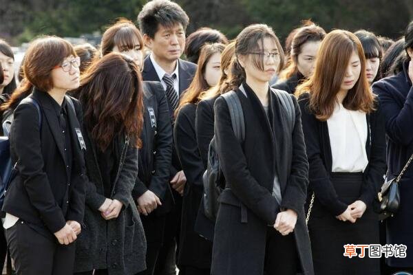参加追悼会可以穿裙子吗