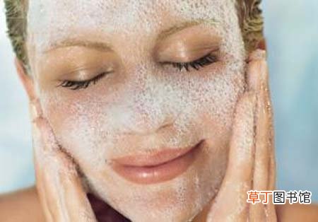 妆前护肤技巧让肌肤不再满脸跑粉