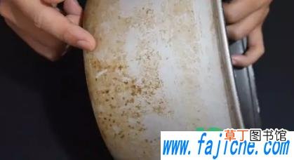 电饭锅内胆下面能用水洗吗 电饭锅内胆发黄怎样洗干净