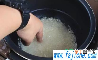 电饭锅内胆下面能用水洗吗 电饭锅内胆发黄怎样洗干净