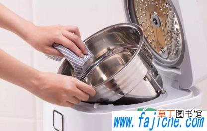 电饭锅内胆下面能用水洗吗 电饭锅内胆发黄怎样洗干净