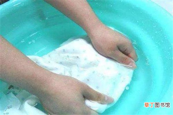 白衣服长霉点能洗掉吗