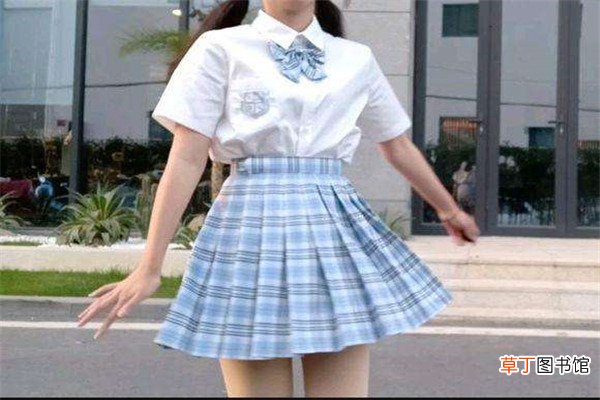 jk制服裙拉链在前面还是后面