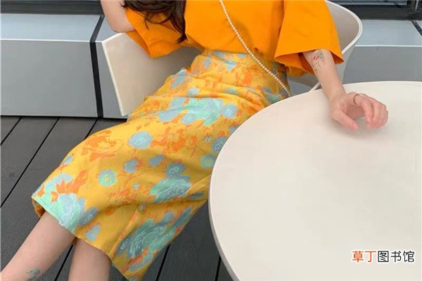 橙色裙子配什么颜色上衣