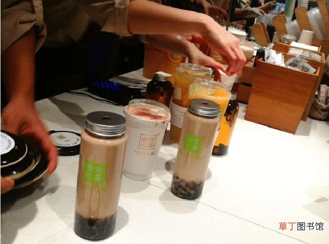 奈雪的茶回应卫生问题 记者卧底奈雪的茶:蟑螂乱爬