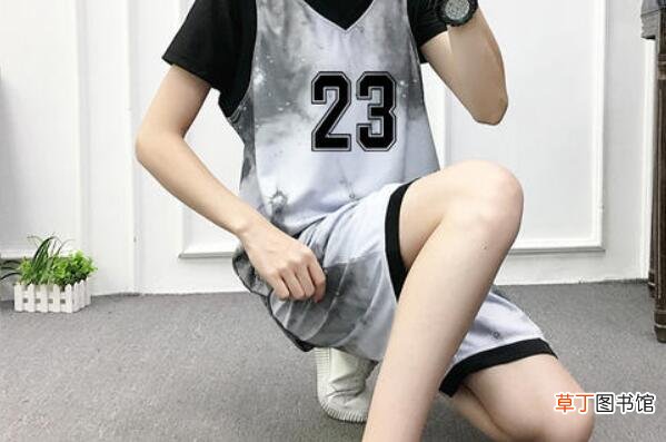 女生穿篮球服下身搭配