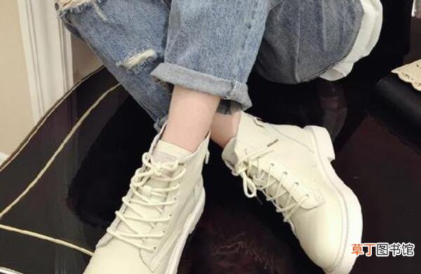 米色马丁靴配什么衣服合适