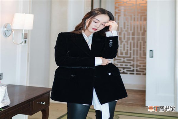 女士黑色丝绒西装怎么搭配