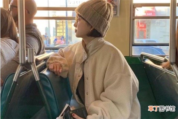 毛衣如何搭配贝雷帽