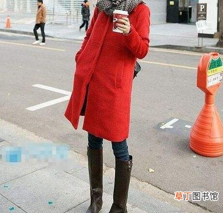 红色风衣怎么搭配衣服好看