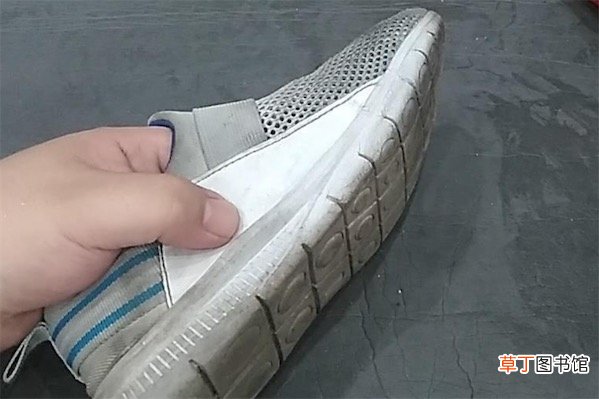 白色鞋边渗入辣椒油怎么清理