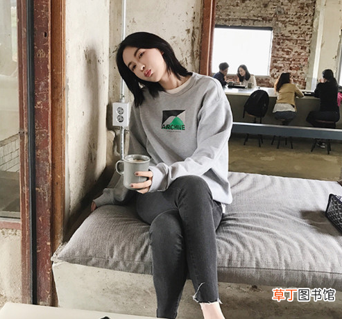灰色卫衣里面穿什么颜色打底