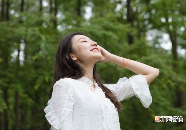 高腰牛仔短裤搭配 高腰牛仔短裤如何穿搭