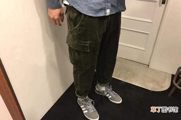 黑色的工装裤搭配上衣