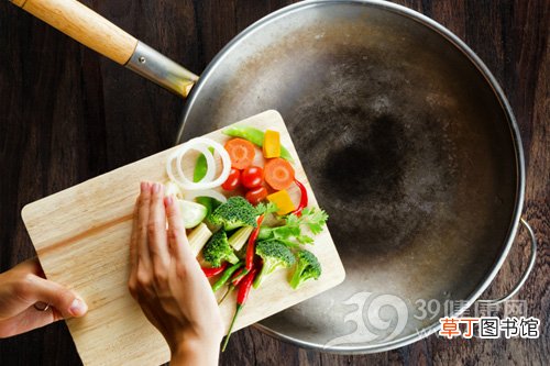 炒菜时为什么要放油？炒菜用什么油最好？