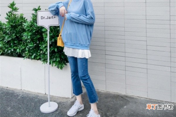 运动鞋搭配什么衣服好看