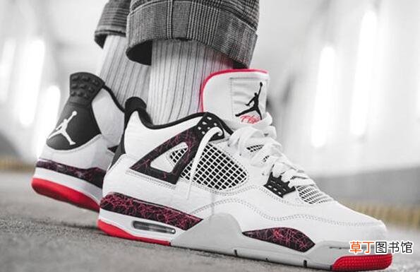 aj4热熔岩适合搭配什么裤子