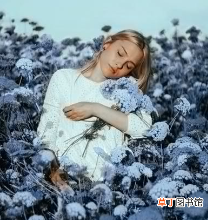 雾蓝色显白还是显黑