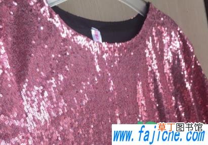 衣服上闪粉到处掉怎么办 衣服上的闪粉怎么洗掉