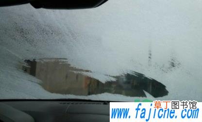 挡风玻璃结冰用雨刮器刮几下没事吗 汽车挡风玻璃有冰怎么去除
