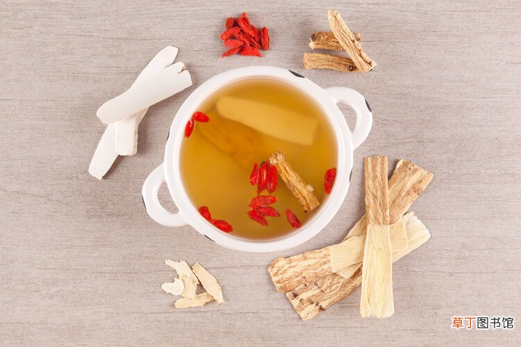 中医再次提醒大家：黄芪泡水好处虽多，但这三类人还是少喝为妙！