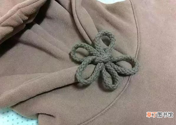 卫衣抽绳系法步骤