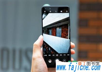 为什么自拍和别人拍照不一样 为什么手机前置和后置拍照不一样