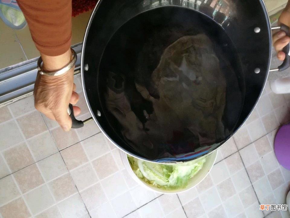 刚买回来的酸菜如何清理 酸菜泡多久
