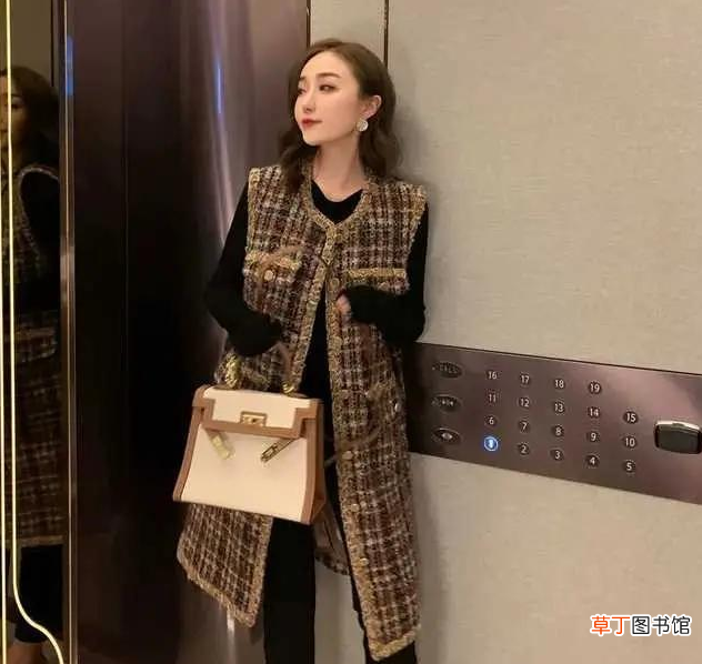 小香风外套里面配什么衣服