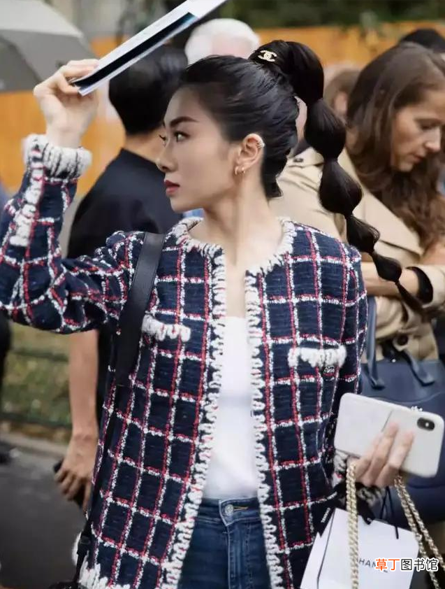 小香风外套里面配什么衣服