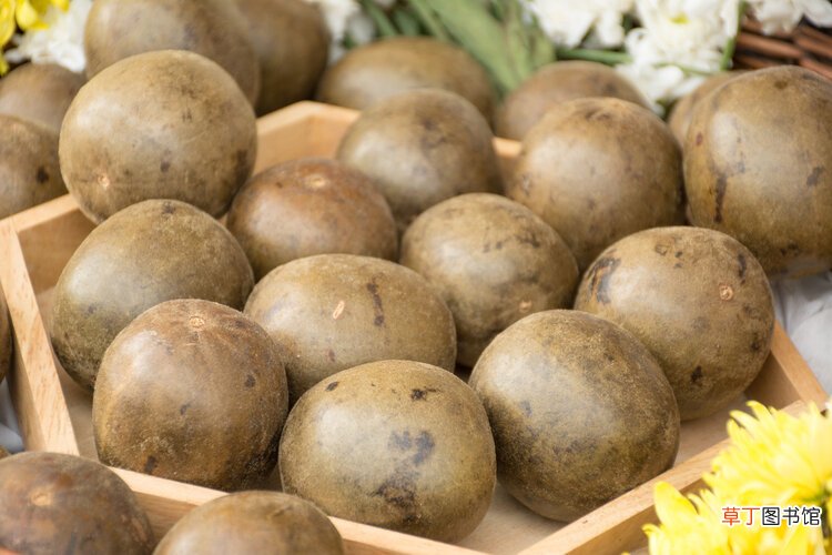 用罗汉果泡水喝，不用多久，就能收获3个好处！秋冬很适合