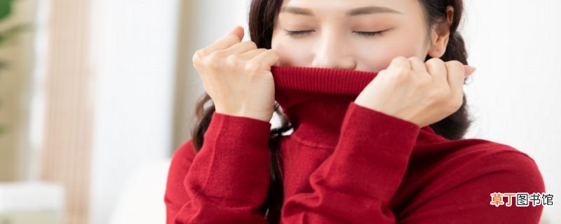 米色羽绒服可以配红色毛衣吗米色羽绒服搭配红色毛衣合适吗