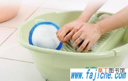 指甲油滴在裤子上弄不掉怎么办 指甲油沾裤子如何去除