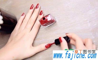 指甲油滴在裤子上弄不掉怎么办 指甲油沾裤子如何去除