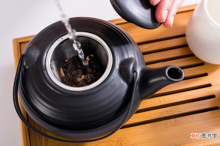 喝茶好处多多，但医生提醒：超过这一温度确实会致癌！别没病找病