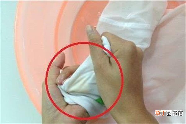 女人内裤发黄怎么洗掉