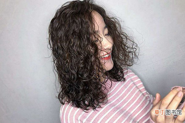 羊毛卷烫发排杠方法