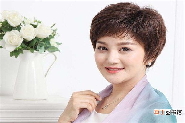 适合60岁女人烫的发型