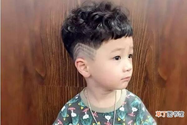 小男孩发型短发铲两边是什么