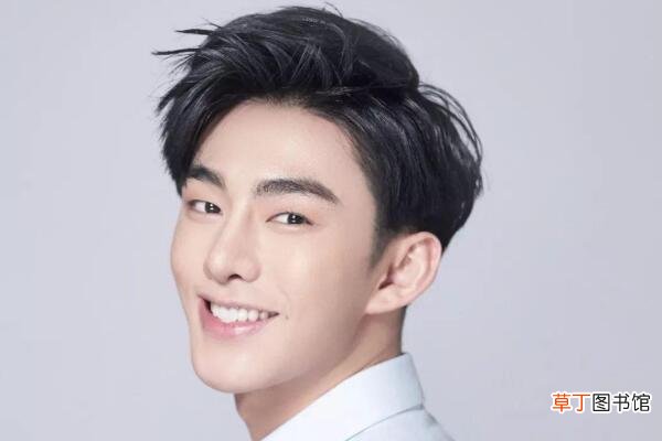 男生脸小剪什么发型