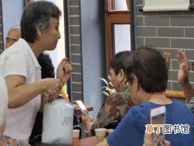 老人自己住还是和子女住 老人该不该和子女住一起