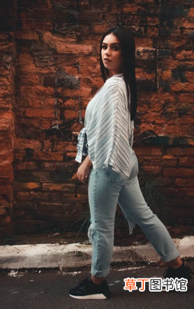 条纹衬衫女怎么搭配